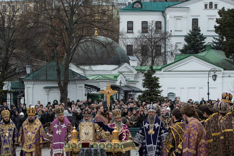 Служба на территории монастыря Киево-Печерской Лавры 19 марта