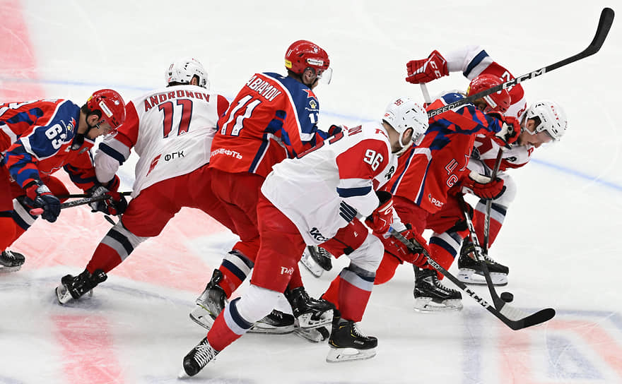 Хоккеисты ЦСКА (в красной форме) в седьмом матче с «Локомотивом», в отличие от седьмого матча предыдущего раунда против «Северстали», не дали разгореться интриге
