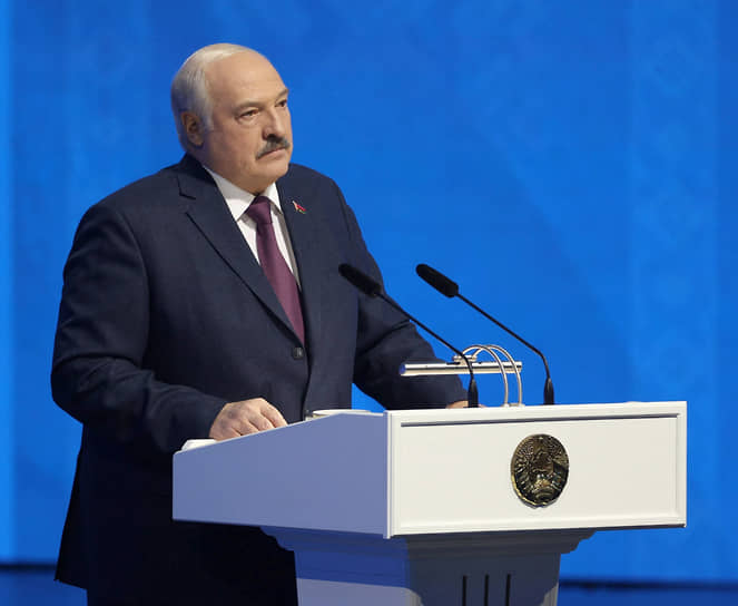 Президент Белоруссии Александр Лукашенко предупредил слушателей, что сейчас «на горизонте маячит Третья мировая с ядерными пожарами»