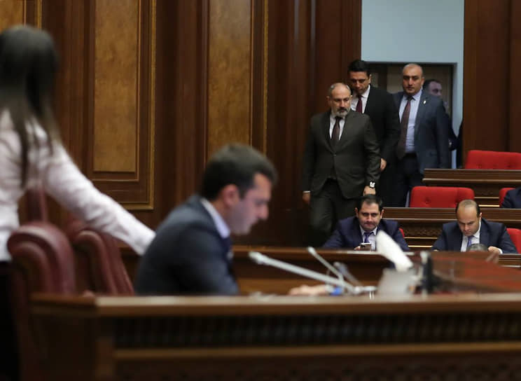 Вице-спикер армянского парламента Акоп Аршакян (на переднем плане) заверил: у Армении нет намерения арестовывать президента России