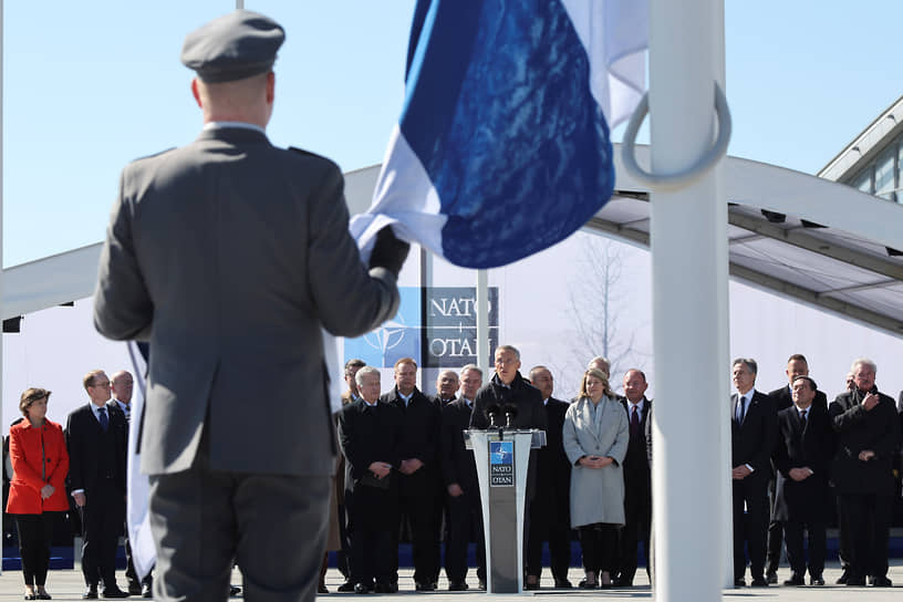 На площади перед штаб-квартирой НАТО в Брюсселе был поднят финский флаг — в соответствии с латинским алфавитом он занял свое место между флагами Эстонии и Франции