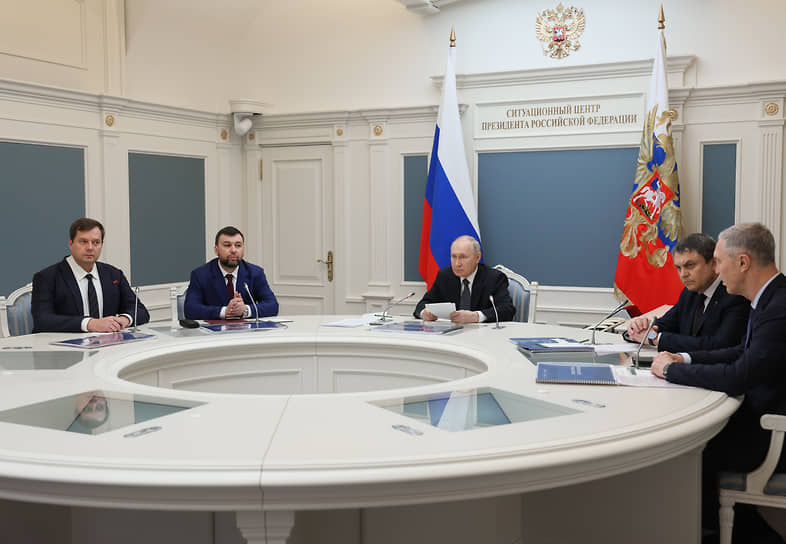 Президент России Владимир Путин (в центре) с главами четырех новых субъектов федерации