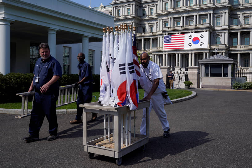 Флаги Южной Кореи возле Белого дома США