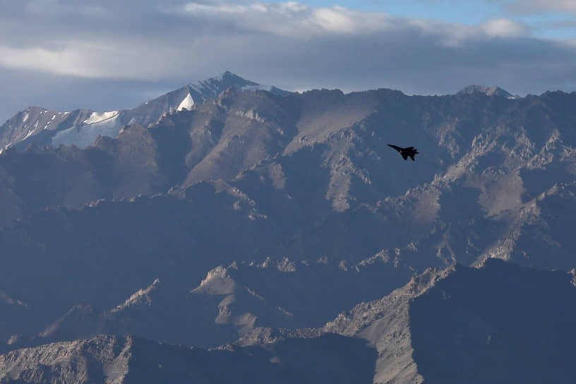 Индийский истребитель над горным хребтом в Лехе, 2020 год