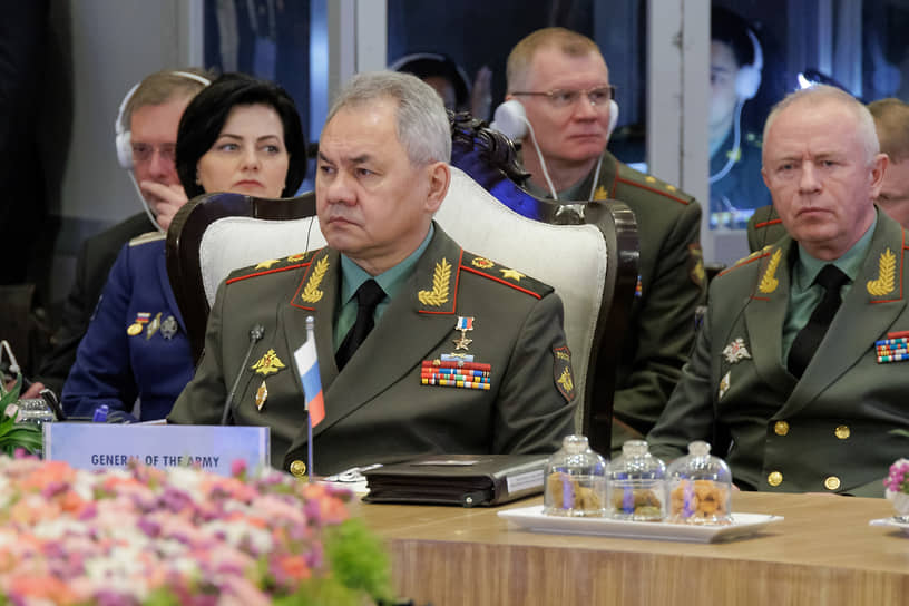 Министр обороны России Сергей Шойгу (слева на первом плане) на совещании министров обороны государств-членов ШОС