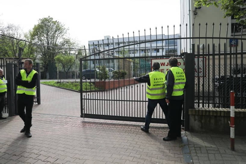 Утром 29 апреля к зданию средней школы при посольстве РФ в Варшаве прибыли судебные приставы в сопровождении полицейских. Представители польских властей сломали входные ворота и вошли в здание