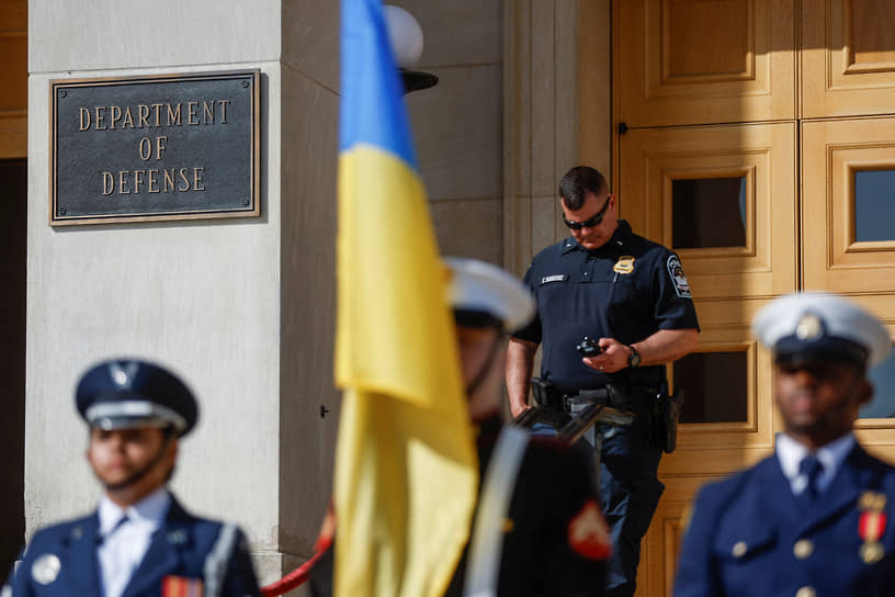 Почетный караул с украинским флагом был выставлен возле министерства обороны США по случаю визита премьер-министра Дениса Шмыгаля (апрель 2023 года)
