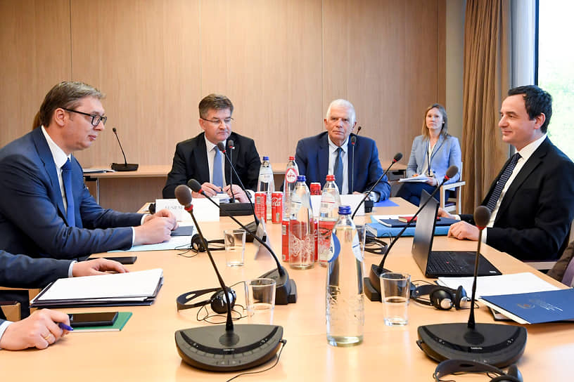 Глава евродипломатии Жозеп Боррель на встрече с президентом Сербии Александром Вучичем (слева) и премьер-министром Косово Альбином Курти