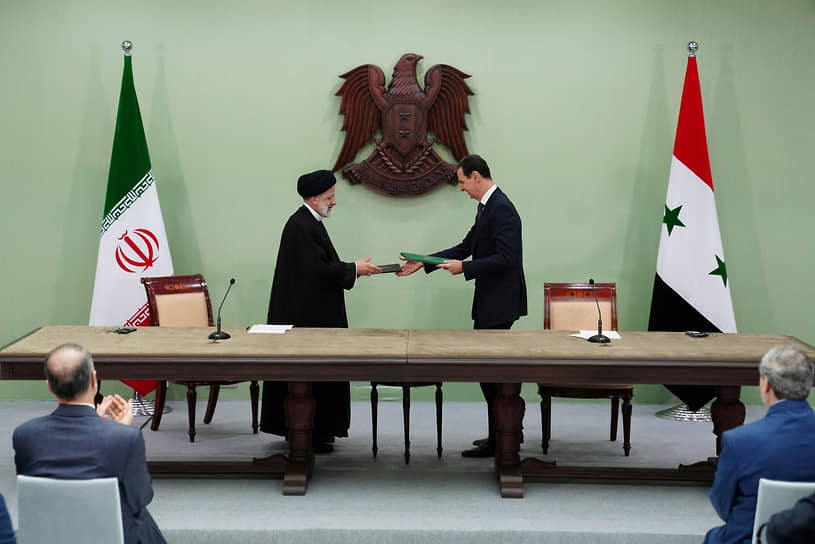 Президенты Сирии и Ирана Башар Асад (справа) и Эбрахим Раиси на церемонии подписания соглашения о сотрудничестве
