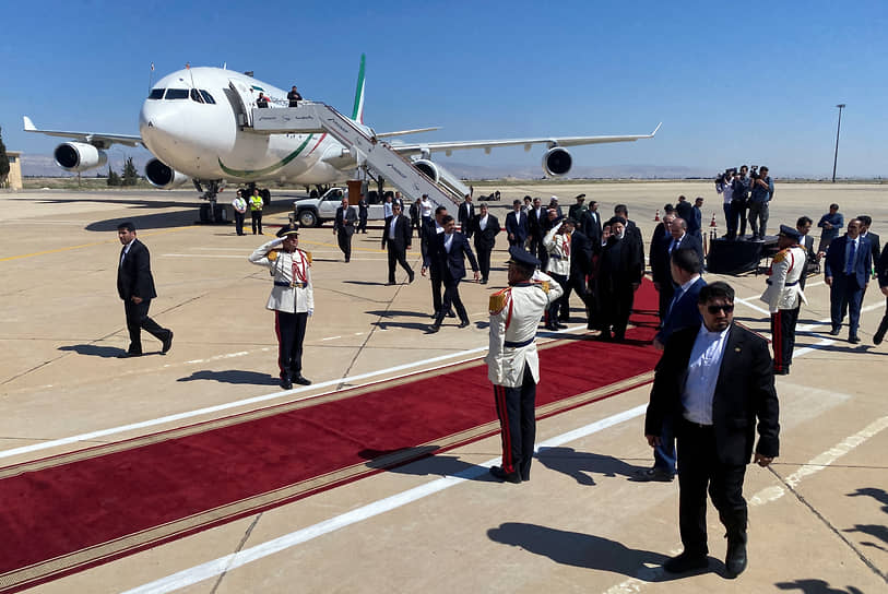 Торжественная встреча иранского президента в аэропорту Дамаска
