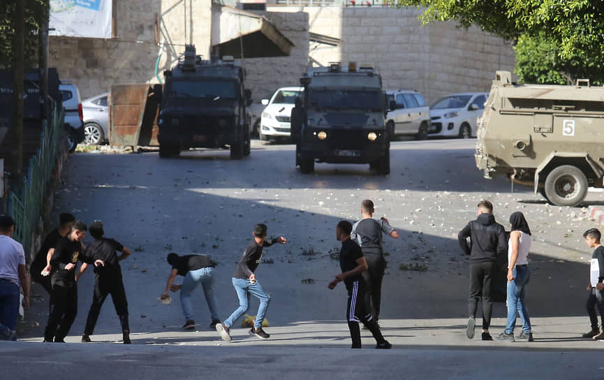 Израильская операция по устранению террористов в палестинском городе Наблус на Западном берегу реки Иордан спровоцировала новые столкновения
