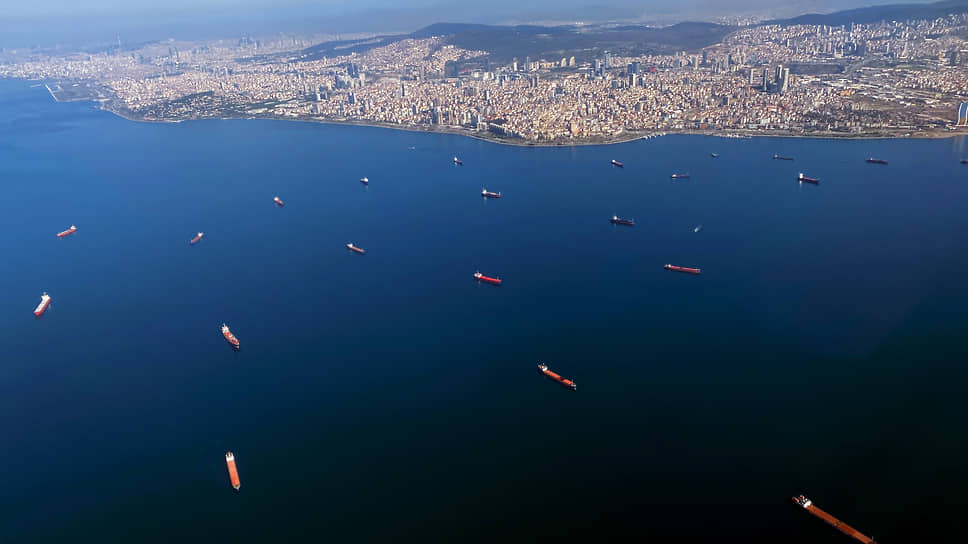 Турция, которой весьма выгоден проход судов по Босфору (на фото), ратует за продление зерновой сделки с учетом требований России