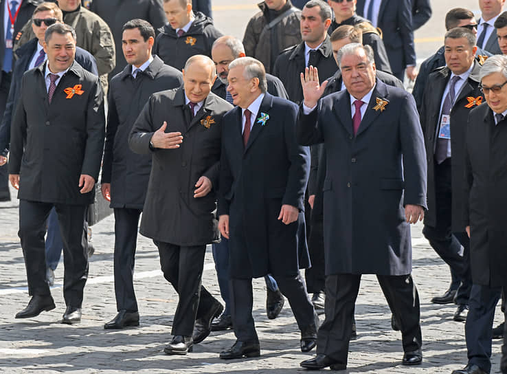 Владимир Путин и его коллеги пошли к Вечному огню. Александр Лукашенко (за кадром) поехал