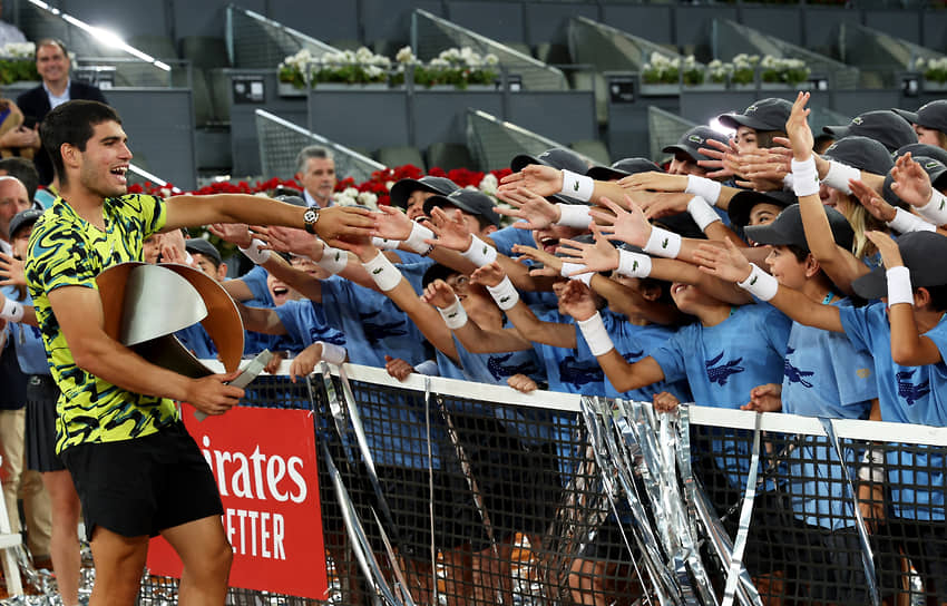 Выиграв на прошлой неделе турнир в Мадриде, Карлос Алькарас начнет через две недели Открытый чемпионат Франции на первом месте в мировой классификации