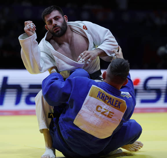 В финале чемпионата мира в Дохе россиянин Арман Адамян (в белом кимоно) одолел двукратного олимпийского чемпиона чеха Лукаша Крпалека