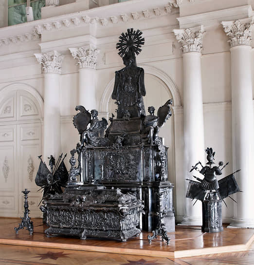 Монументальная серебряная гробница для мощей Александра Невского простояла в зале Эрмитажа сто лет