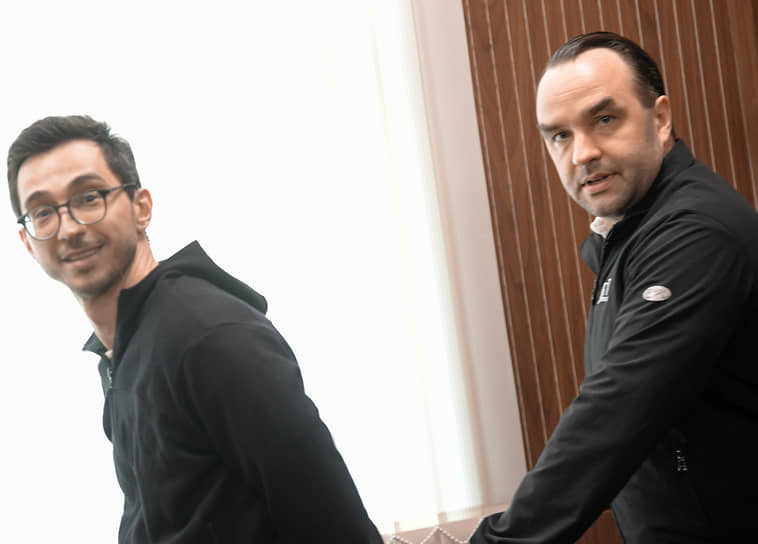 Перед ознакомлением с материалами дела Ильнура Азмуханова (слева) и Ральфа Новака (справа) отпустили из СИЗО под домашний арест