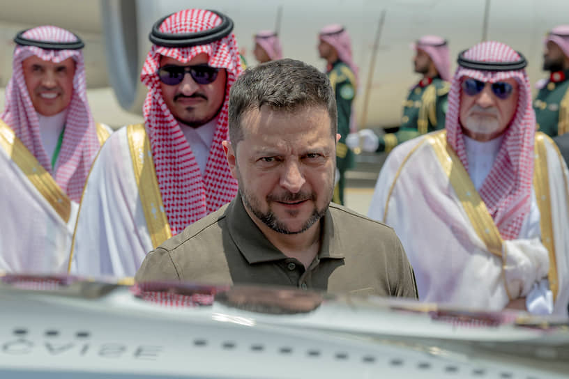 Президент Украины Владимир Зеленский в аэропорту Джидды, Саудовская Аравия, 19 мая 2023 года