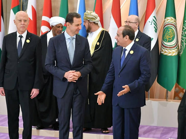 Президент Египта Абдель Фаттах ас-Сиси (справа) с президентом Сирии Башаром Асадом (в центре) перед саммитом ЛАГ в Джидде, 19 мая 2023 года