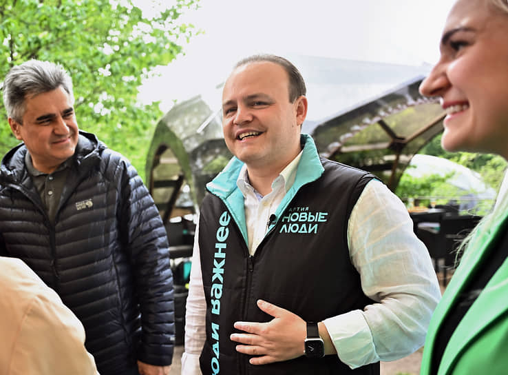 Лидер партии «Новые люди» Алексей Нечаев (слева) и заместитель председателя Госдумы Владислав Даванков (в центре)