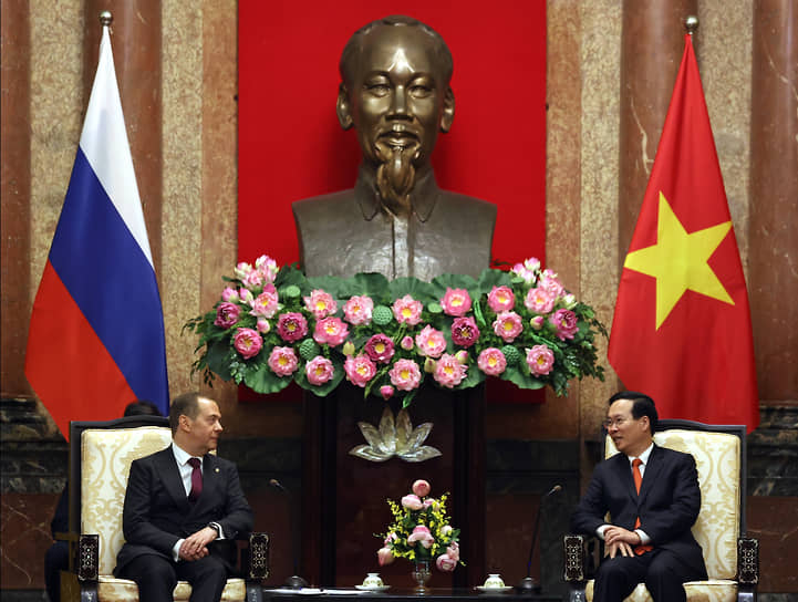 Дмитрий Медведев назвал Вьетнам «давним другом», с которым Россия развивает отношения всеобъемлющего стратегического партнерства (на фото справа: президент Вьетнама Во Ван Тхыонг)