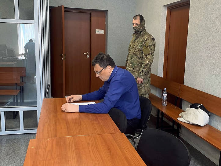 Правозащитник Александр Чернышов (за столом) в Ленинском районном суде