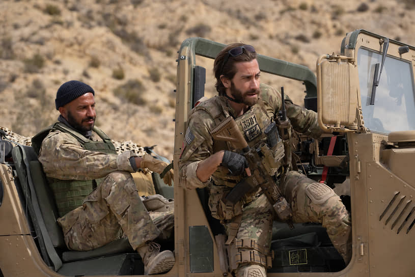 Дуэт сержанта Кинли (Джейк Джилленхол, справа) и афганца Ахмеда (Дар Салим) одолевает не только супостатов, но и бюрократов