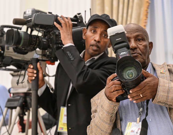 Личные оператор и фотокорреспондент президента Эритреи достойны того, чтобы снимали их самих