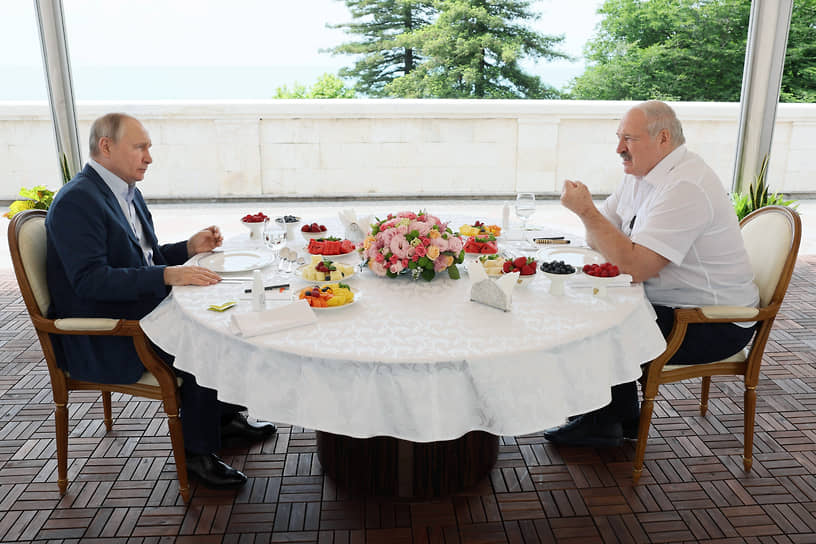 Владимир Путин и Александр Лукашенко сменили локацию: Бочаров Ручей, но на свежем воздухе