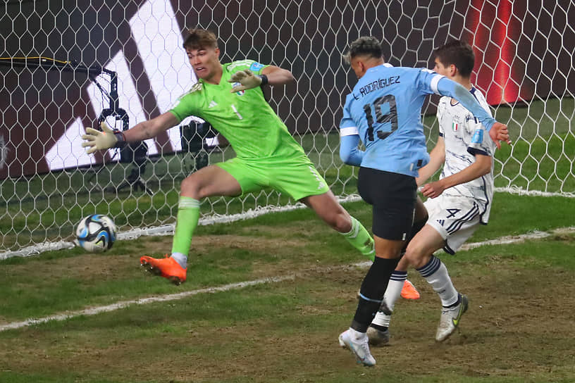 Форвард сборной Уругвая Лусиано Родригес (№19) забивает победный мяч в ворота сборной Италии, принесший его команде золото молодежного чемпионата мира