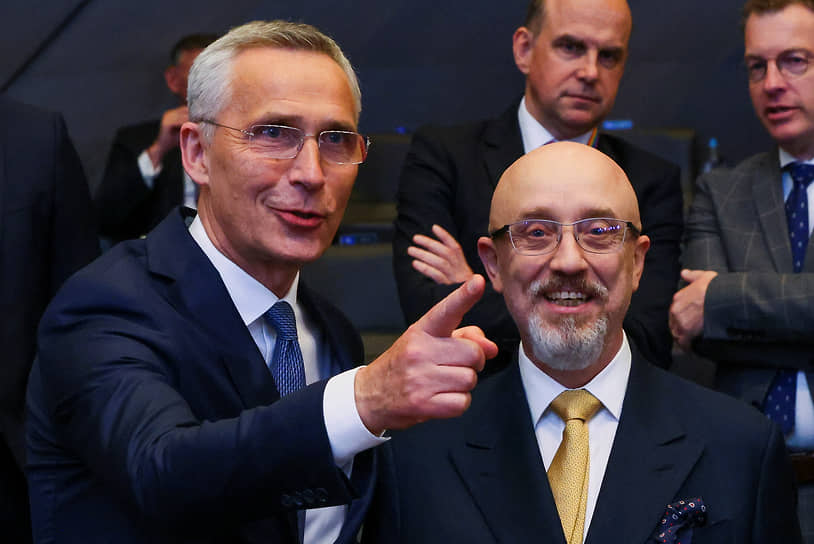 Генеральный секретарь НАТО Йенс Столтенберг (слева) и министр обороны Украины Алексей Резников