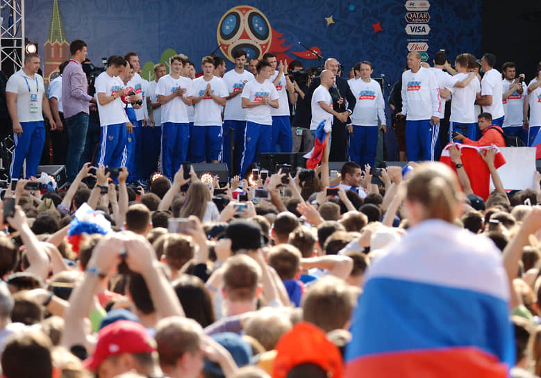 Сборная команда России по футболу на встрече с болельщиками во время чемпионата мира 2018 года