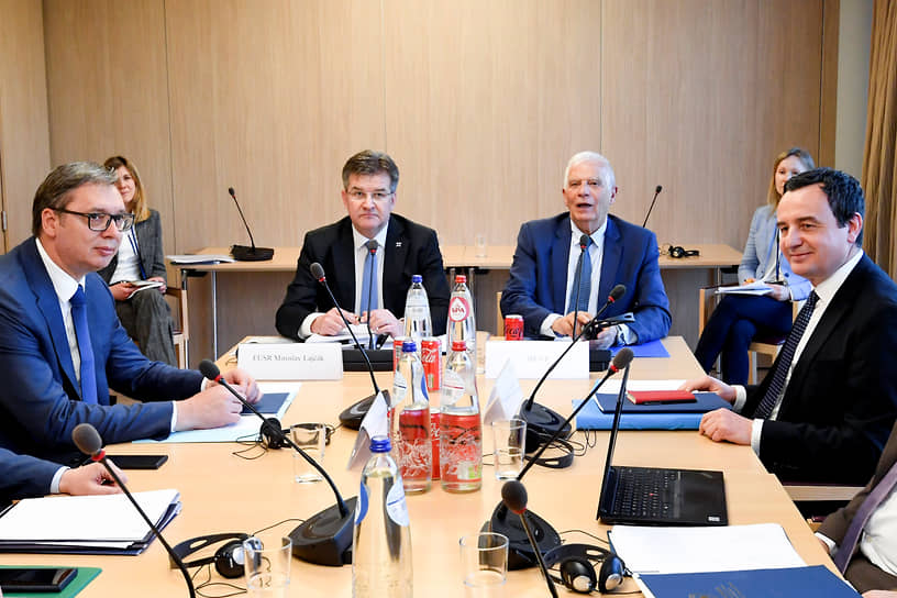 Глава дипломатии ЕС Жозеп Боррель (второй справа), президент Сербии Александр Вучич (слева) и премьер-министр Косово Альбин Курти (справа) 