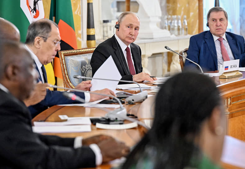 Слева направо: глава МИД РФ Сергей Лавров, Владимир Путин и помощник президента РФ Юрий Ушаков