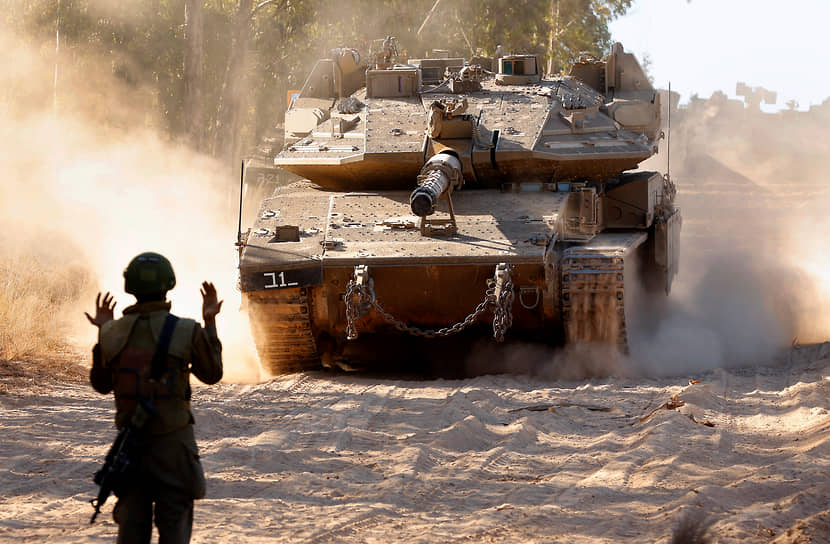 Израильский солдат на фоне танка Merkava, 2021 год