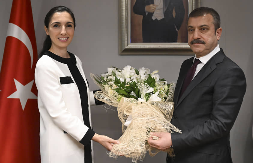 Новый руководитель Центрального банка Турции Хафизе Гайе Эркан приняла от своего предшественника Сахапа Кавчиоглу цветы, но не прежнюю политику ставок
