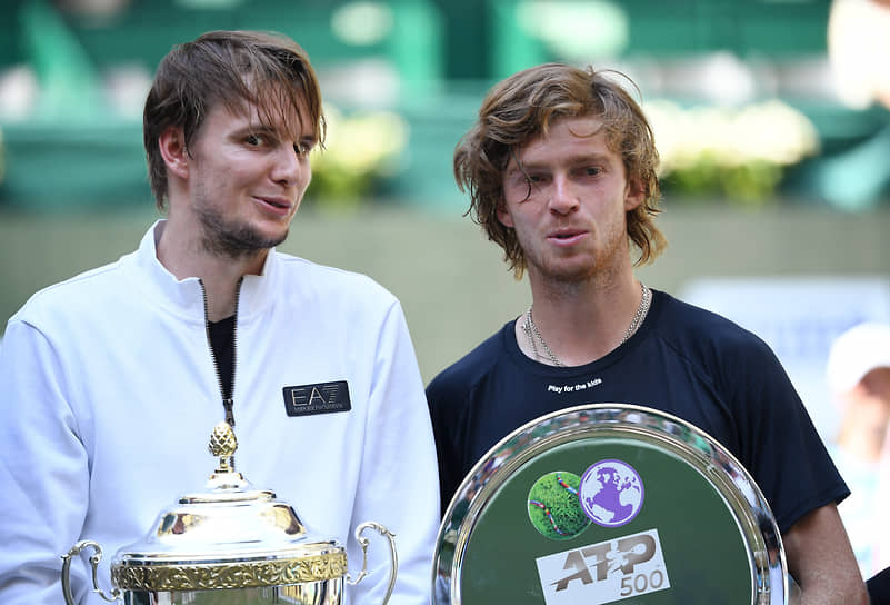 Андрей Рублев (на фото справа) сыграл в Галле свой четвертый финал в сезоне, а Александр Бублик завоевал второй титул за карьеру