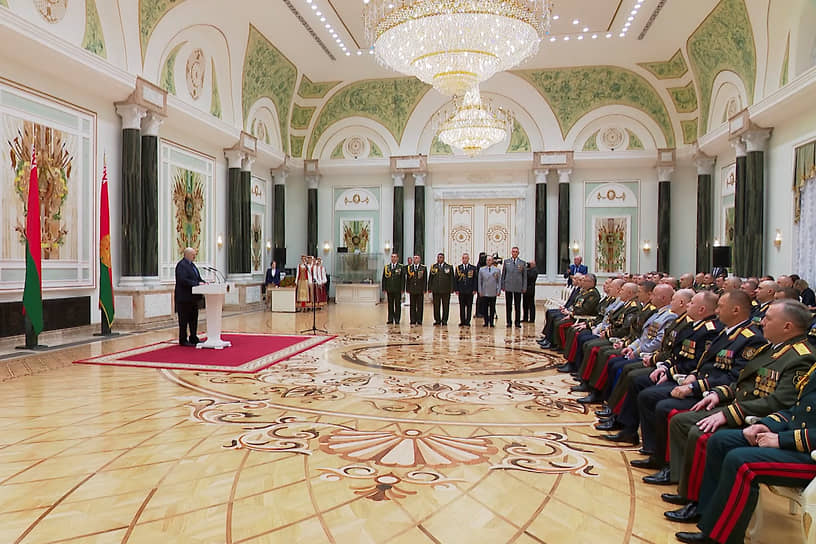 Александр Лукашенко во время встречи с военными