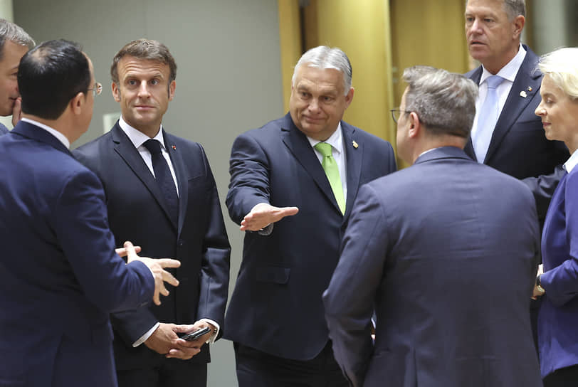 Премьер Венгрии Виктор Орбан (в центре) занял особую позицию по украинскому вопросу: он попытался убедить коллег по ЕС, что с финансированием Киева надо притормозить