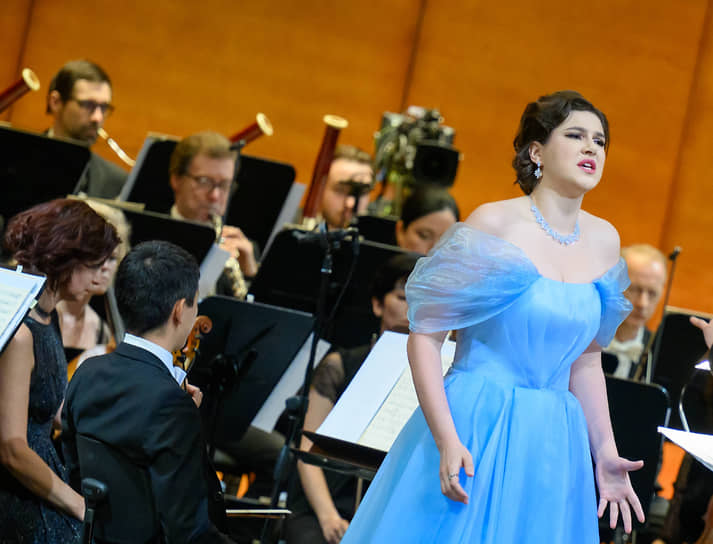 Меццо-сопрано Зинаида Царенко исполнила арии из «Орлеанской девы» и «Дон Карлоса» и получила I премию конкурса