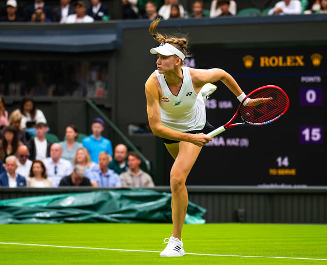 В матче против Шелби Роджерс прошлогодняя чемпионка Wimbledon Елена Рыбакина (на фото), лидер сезона по количеству эйсов (327), подала навылет 12 раз