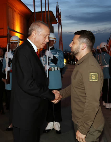 Президент Турции Реджеп Тайип Эрдоган (слева) уверен: укрепив взаимоотношения с Украиной (справа президент Владимир Зеленский), он при этом смог сохранить и тесные связи с Россией