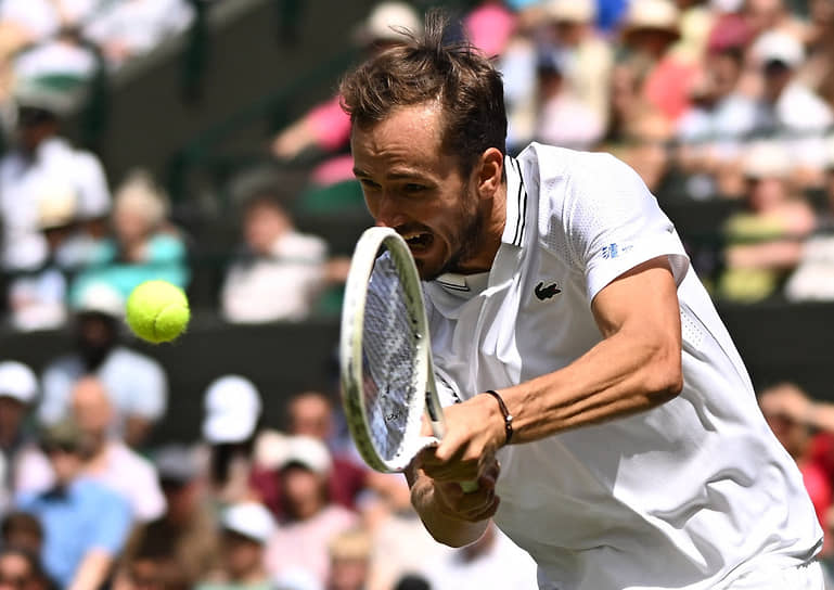 Для первого выхода в четвертьфинал Wimbledon Даниилу Медведеву (на фото) в матче с получившим травму Иржи Легечкой хватило всего двух сетов