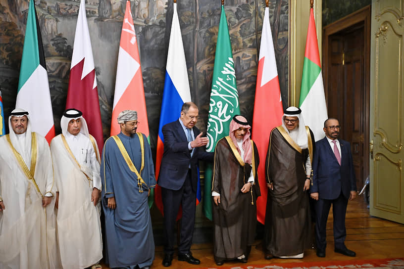 Глава МИД РФ Сергей Лавров (в центре) всячески демонстрировал гостям из стран Персидского залива, что Москва по-прежнему готова к активному взаимодействию с ними