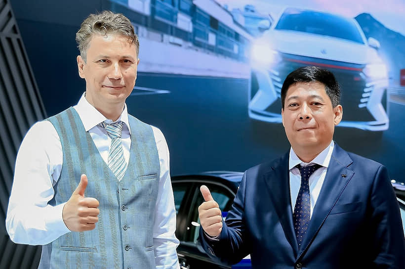 Управляющий партнер «Моторинвеста» Андрей Резников и глава представительства Dongfeng в России Ван Пэн
