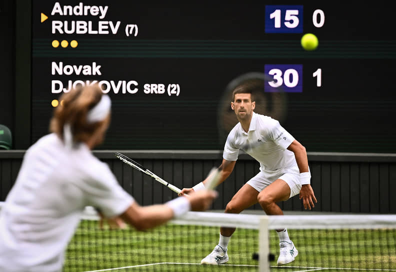 Победив Андрея Рублева (на фото слева), серб Новак Джокович в 12-й раз достиг полуфинала Wimbledon, где ранее на этой стадии проигрывал лишь трижды