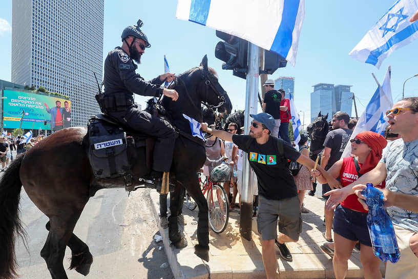 Полиция пытается сдержать демонстрантов, протестующих против судебной реформы в Тель-Авиве