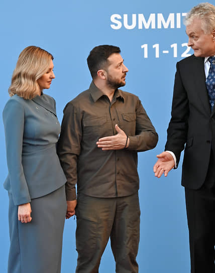 Президент Украины Владимир Зеленский (в центре с супругой Еленой) остался недоволен формулировками, которые подготовили к саммиту члены НАТО (справа: президент Литвы Гитанас Науседа)