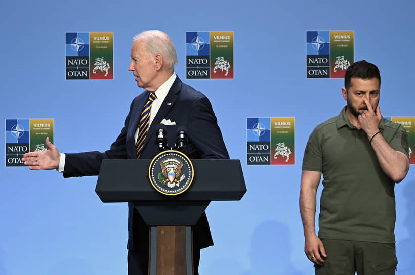 Президент США Джо Байден (слева) остается в числе тех лидеров, кто по-прежнему отказывается обнадеживать президента Украины Владимира Зеленского обещаниями скорого присоединения Киева к НАТО