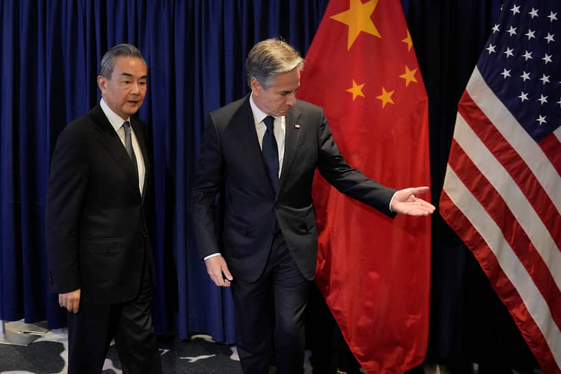 Госсекретарь США Энтони Блинкен (в центре) и глава канцелярии комиссии ЦК Компартии Китая по иностранным делам Ван И
